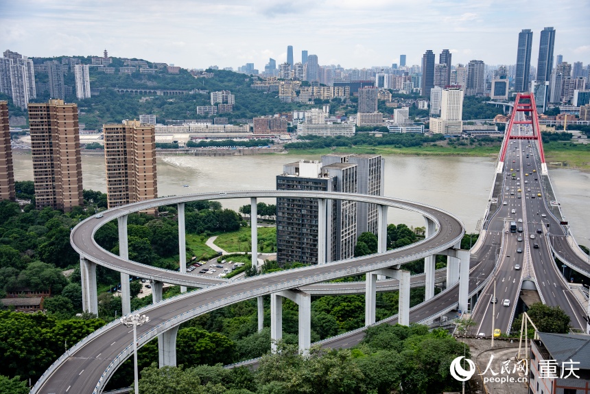 行進中國丨在山水之城感受歷史與現代的交融仲夏時節，重慶的山、水、城交相輝映，展現出別樣的風采。從南岸區高處遠眺，只見奔騰而來的長江、嘉陵江在朝天門交匯，形成了獨特……