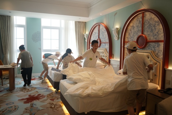 學生們在酒店疊被子。景區供圖