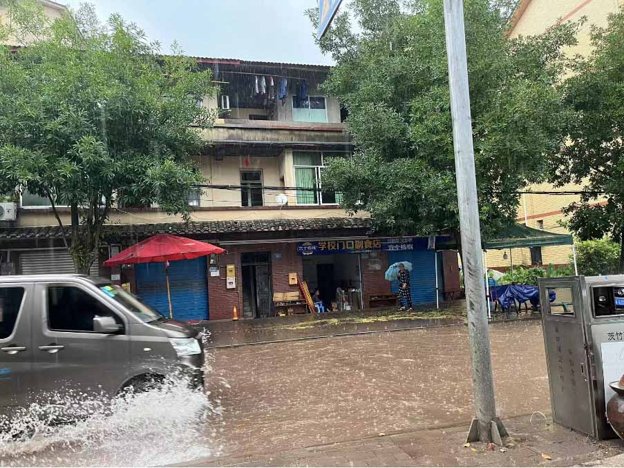 整改前的積水路。茨竹鎮供圖