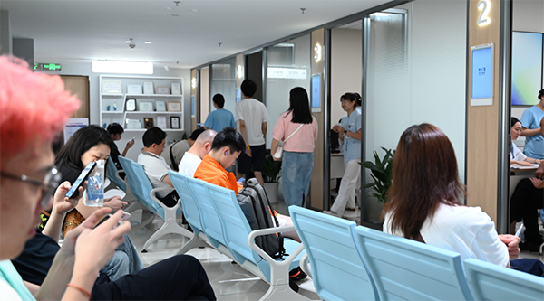 南坪愛爾屈光手術科等待檢查的近視患者。重慶南坪愛爾眼科醫院供圖