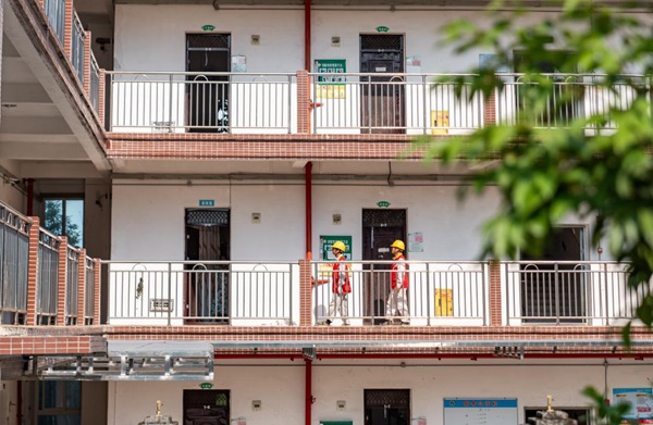 電力人員對中學進行安全用電檢查。國網重慶永川供電公司供圖