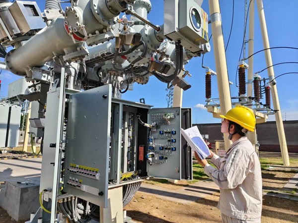 電力人員對變電站設備進行調試記錄。國網重慶永川供電公司供圖