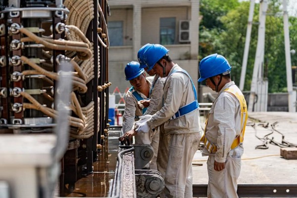 電力人員檢修變壓器設備。國網重慶永川供電公司供圖
