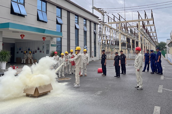 電網員工學習使用滅火器。國網重慶合川供電公司供圖