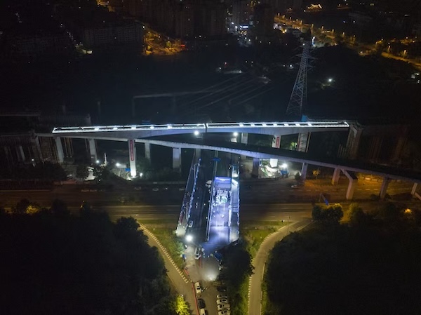 重慶軌道交通首次實現連續梁跨越既有軌道交通線路轉體。中國電建供圖