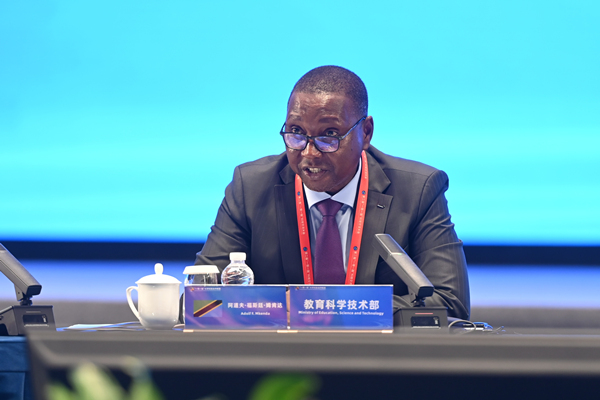 坦桑尼亞教育科學技術部部長阿道夫·福斯廷·姆肯達致辭。陳林攝