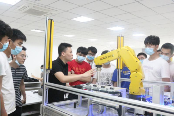 企業工程師進實踐課堂。重慶工程學院供圖