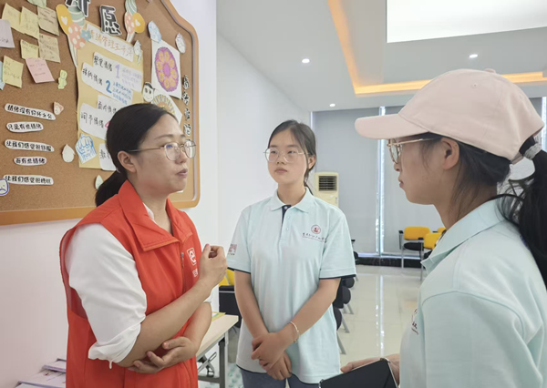 胡其虹和學生交流實務經驗。重慶理工大學供圖