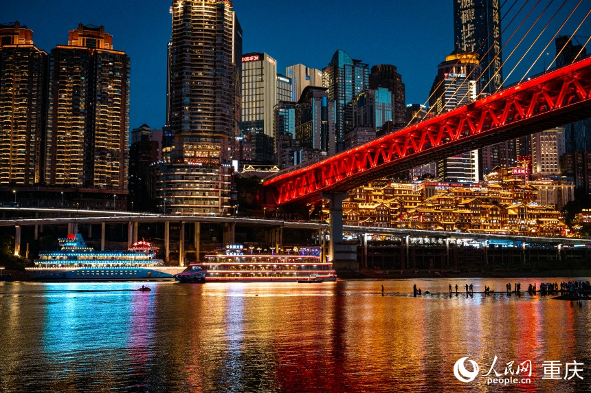 從江北區遠眺渝中區洪崖洞夜景。人民網 鄒樂攝