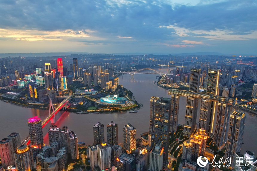 行進中國丨山水重慶 夜色迷人重慶，一座山水交融的城市。每當夜幕降臨，燈光流轉，兩江四岸的夜景化身為一幅絢爛的畫卷，閃爍著繁星般的光輝，引人入勝??...