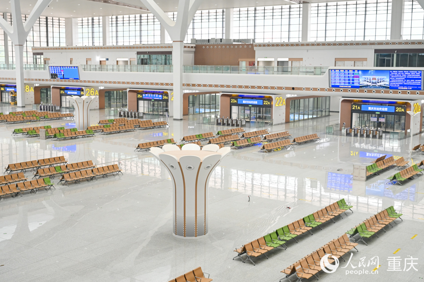 重慶東站候車大廳隨處可見重慶元素，如大廳中央的空調就以重慶市花山茶花為造型。人民網 鄒樂攝