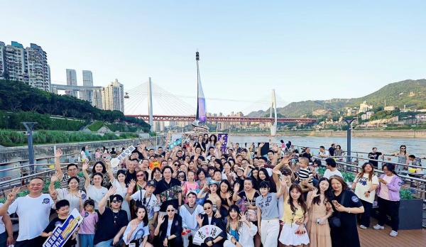 “長航朝天星河”輪與重慶野歌會攜手打造沉浸式音樂現場。牛溪攝