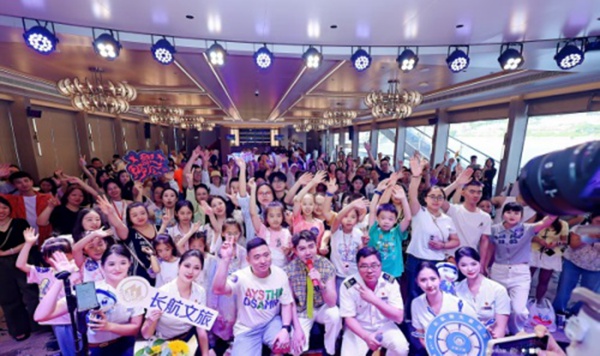 “兩江撒‘野’、音樂‘唱’游”音樂主題航班在“長航朝天星河”輪啟航。牛溪攝