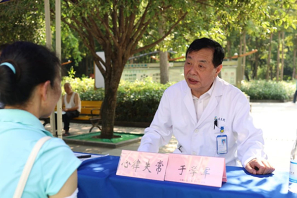 于學軍為居民進行義診。重慶西區醫院供圖