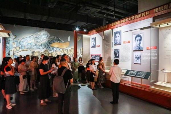 與會成員走進歌樂山革命紀念館。主辦方供圖