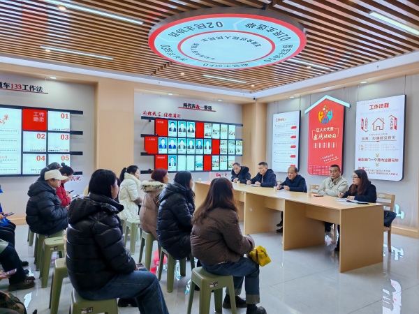 實踐站駐站代表現場收集選民意見建議。艾天揚攝