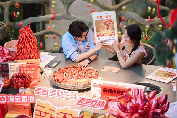 主播直播帶貨小龍蝦。重慶市商務委員會供圖