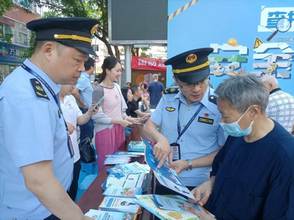 交通執法人員向群眾宣傳涉水安全知識。重慶港航海事支隊供圖
