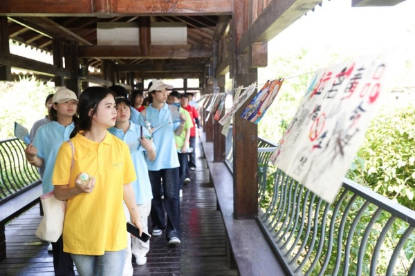 打卡禁毒知識學習步道。譚其華攝