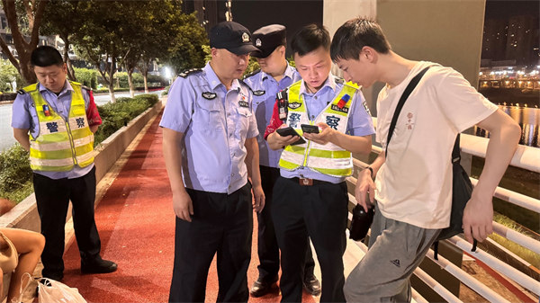 客服團隊與民警在現場開展聯合救援。重慶聯通供圖