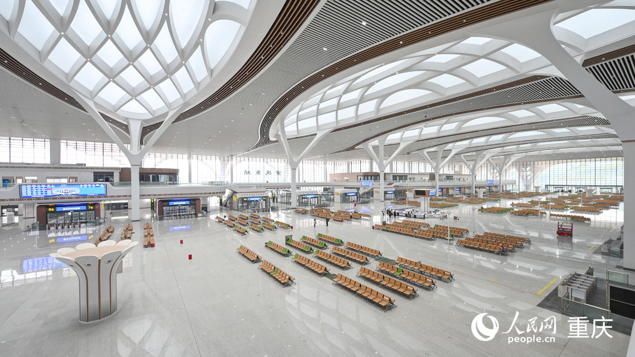 重慶東站候車大廳，屋頂的天窗造型宛若長江與嘉陵江兩江匯流及水紋交織，寓意山水相連、廣闊通達。人民網 鄒樂攝
