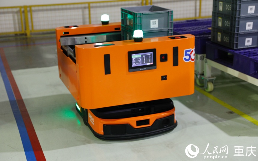 5G網絡支持自動導引車(AGV)在智能倉儲系統(WMS)中工作。人民網 曹欣悅攝