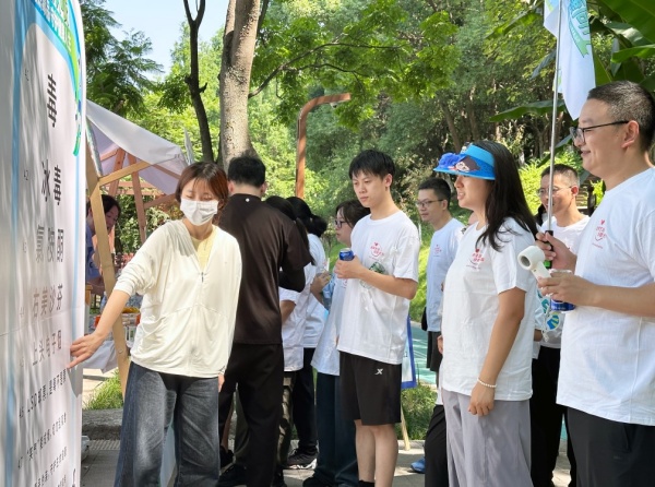 參賽者在志愿者的帶領下體驗禁毒游戲。警方供圖