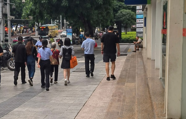 老人在家人和民警的陪同下離開了銀行。民生銀行重慶分行供圖