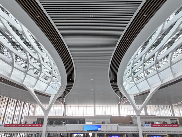 管簾式雙曲天花吊頂。中鐵建工集團供圖