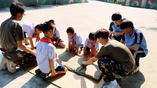 重慶華繡中等專業學?！按蟾绺纭弊鳢B被示范。重慶華繡中等專業學校供圖