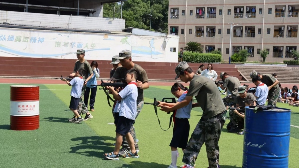 小學生們體驗打靶。重慶華繡中等專業學校供圖