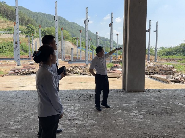 農行工作人員上門了解項目建設進展。鄒雨璠 攝