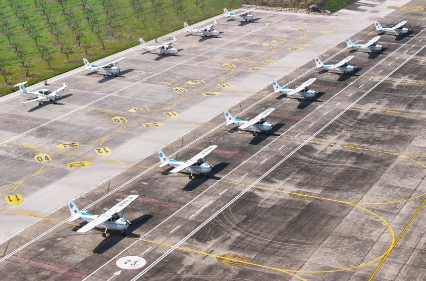 飛機在梁平機場停駐待飛。梁平機場供圖