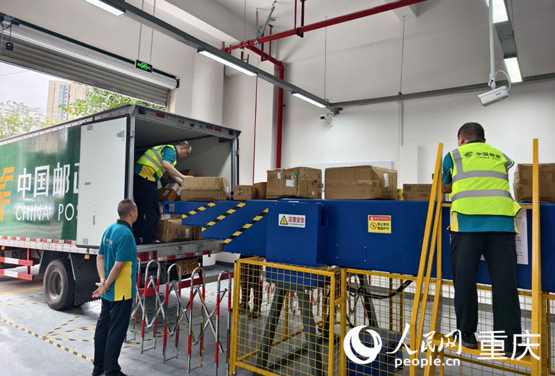 化龍橋國際郵件處理中心正式啟用。人民網 陳琦攝