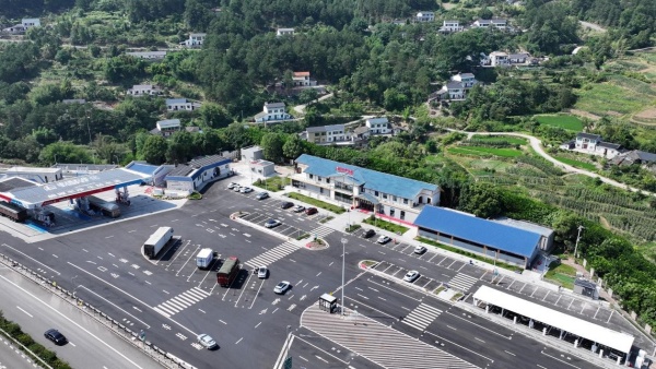 G75蘭海高速綦江趕水停車區綜合加能站航拍。袁巧攝