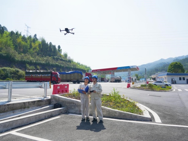 6月17日，國家重慶綦江供電公司員工在加能站用無人機巡檢10千伏沱岔線線路運行狀況。袁巧攝