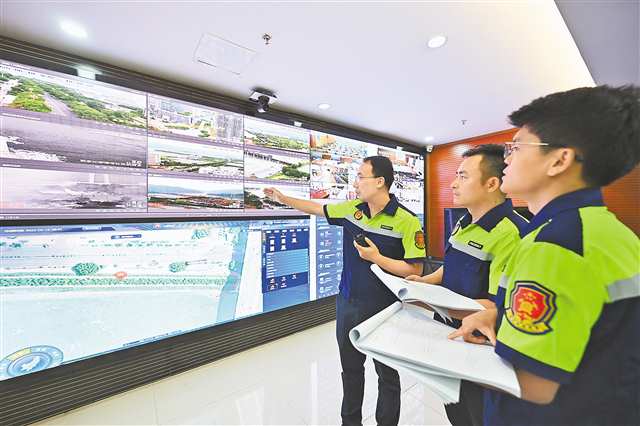 　6月18日，江北區應急管理局應急指揮大廳，工作人員正查看各鎮街實時情況。記者 劉力 攝/視覺重慶