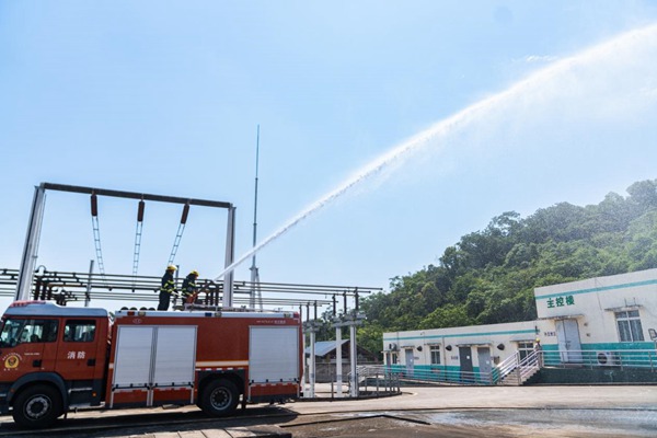 消防人員在變電站開展防火演練。國網重慶永川供電公司供圖