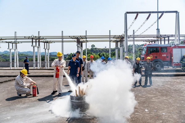 消防人員指導正確使用滅火器。國網重慶永川供電公司供圖