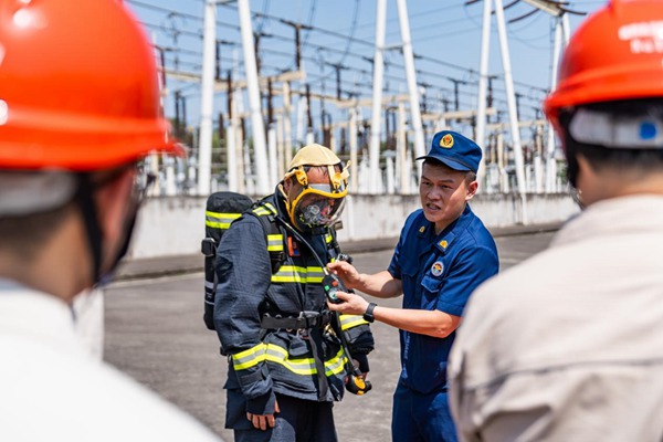 消防人員指導穿呼吸器。國網重慶永川供電公司供圖