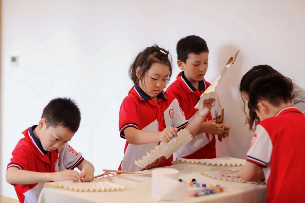 小朋友體驗制扇技藝。榮昌區委宣傳部供圖