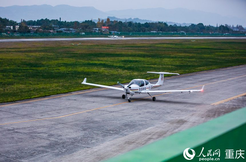 行進中國丨小機場“飛”出大前景仲夏時節，能見度高，正是體驗高空跳傘的好時候，全國各地游客相聚重慶梁平機場，待飛機爬升至對應高度，依次跳出機艙，在體驗...