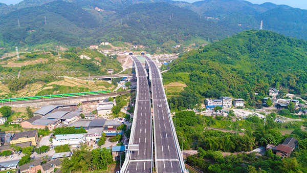 中冶建工承建重慶快速路一橫線歇馬隧道東西干道項目。中冶建工供圖