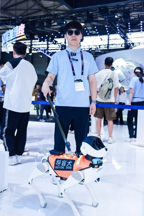 現場觀眾沉浸式體驗搭載四足機器狗。重慶移動供圖