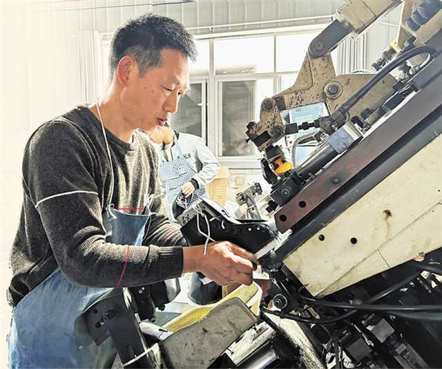    奉節縣安坪鎮弘源鞋業就業幫扶車間內，員工在制作板鞋。（本報資料圖片）記者 蘇暢 攝/視覺重慶
