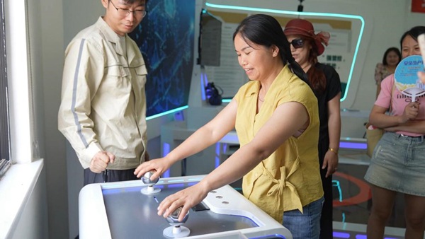 員工家屬親身感受觸電模擬試驗。國網重慶永川供電公司供圖