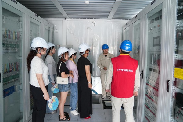 員工家屬參觀電力工作現場。國網重慶永川供電公司供圖