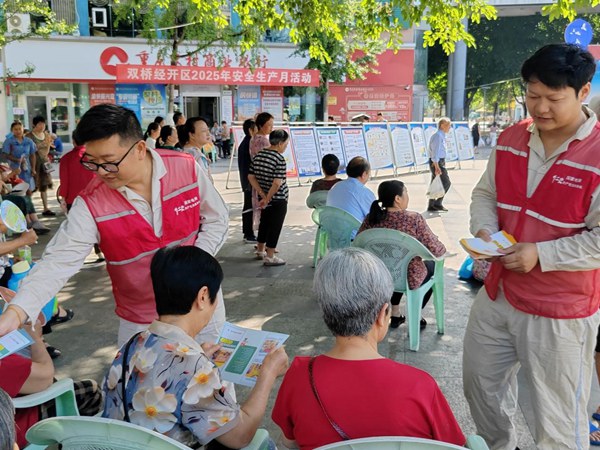 電力人員開展安全用電宣傳。國網重慶永川供電公司供圖