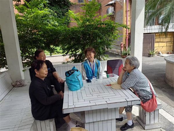 網格員李春梅宣傳相關工作政策。受訪者供圖