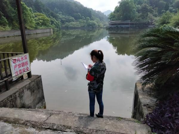 關注水域周邊防護欄、防溺水警示標志設置等情況。黃海燕攝